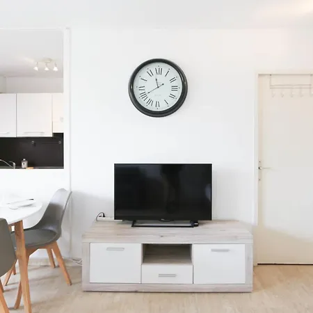 Daire With Huge Terrace Close To The Beach-clim Mobile- Benakey *