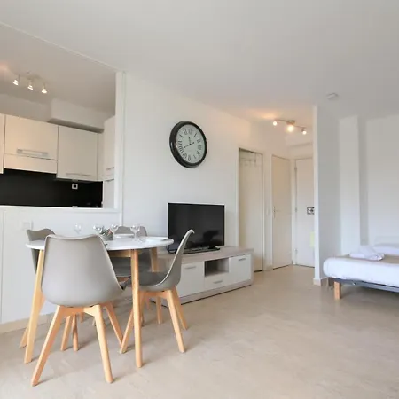 With Huge Terrace Close To The Beach-clim Mobile- Benakey Daire