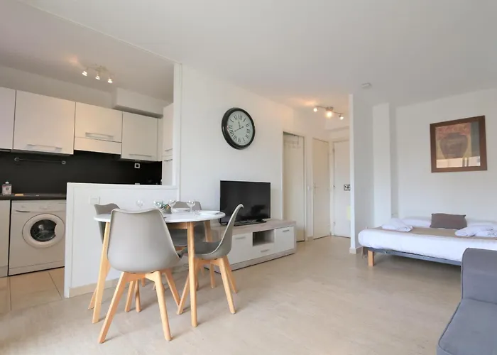 With Huge Terrace Close To The Beach-clim Mobile- Benakey 아파트